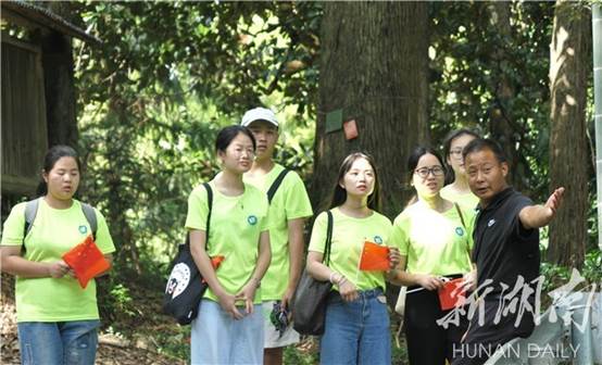 说明: 湖南工程学院学子“三下乡”:传承红色基因 打通红色教育的最后一公里